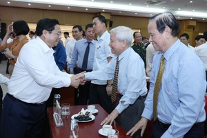 政府总理范明政与各位新闻工作者交谈。