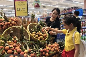 市民在超市选购荔枝。（图：越通社）
