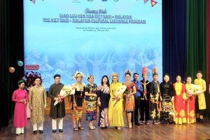 组委会与参加表演的艺人和大学生合照留念。