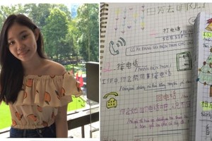 阮黎红绒和被她装饰的笔记本。