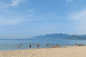 吸引众多游客的归仁海滩。