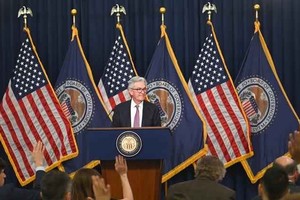 美联储主席鲍威尔在华盛顿出席记者会。（图：互联网）