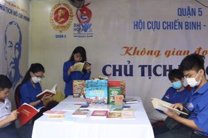 文化阅读空间吸引青少年的关注。