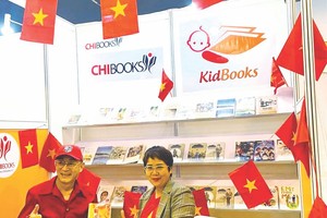 丽芝文化传媒公司总经理阮丽芝与中国著名艺人六小龄童交流。