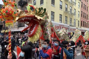 农历新年将成为纽约州公校假日。图为今年初在曼哈顿华埠举办的新春爱心大游行舞龙阵。（图：世界新闻网）