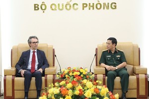 国防部长潘文江大将（右）接见欧盟驻越南代表团团长乔治‧阿利伯蒂大使。（图：国防部）