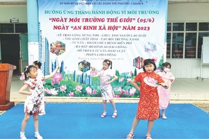 颍川双语学校小学生表演《有一个姑娘》舞蹈节目。