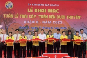 市人委会副主席杨英德（中）与诸位领导参加剪彩仪式。