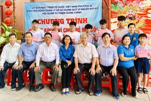 地方政府与崇正会馆各理事代表向孤儿学生颁发生活津贴后留影。