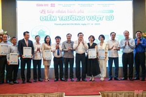 原国家主席张晋创（右六）出席仪式。（图：河靖报）