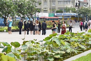 国际游客参观市中心。（图：市党部新闻网）