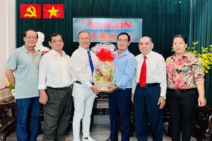 本报编委文忠孝（右三）接受第五郡东医会赠送礼物祝贺。