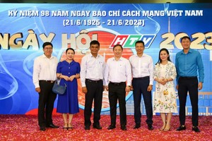 市人委会副主席杨英德祝贺HTV电视台。（图：草黎）