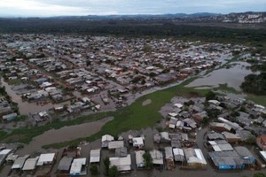 6月17日，在巴西南里奥格兰德州圣莱奥波尔多发生温带气旋后暴雨造成的破坏和洪水。（图：路透社）