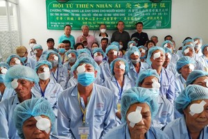 崇华华文中心董事会献爱心