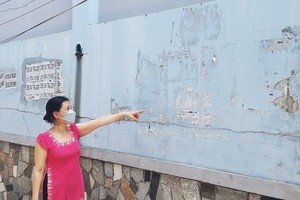 民众感到不满，因他们房屋的墙壁刚清理此处，“快速贷款”传单又张贴到另一处。