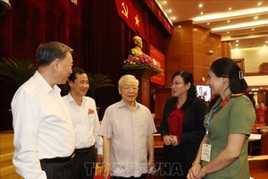 党中央总书记、中央肃贪防腐指委会主任阮富仲与各代表交谈。（图：越通社）