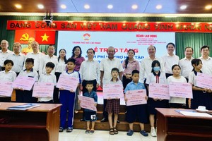 各位领导与代表向华人子弟颁发助学金。