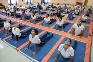 人们在印度阿加尔塔拉练习瑜伽。（图：互联网）