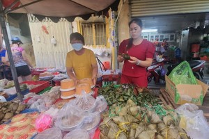 冯兴街市卖各种肉粽及咸水粽。