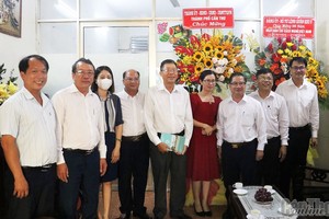 芹苴市人委会主席陈越长（右三）与芹苴市新闻工作者协会办事处代表合照。（图：芹苴在线）