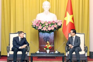 国家主席武文赏（右）接见俄罗斯联邦最高法院院长维亚切斯拉夫‧米哈伊洛维奇‧列别杰夫。（图：越通社）