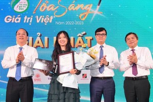 市委副书记阮胡海与《西贡解放报》总编辑曾友锋向明阮作者颁奖。（图：越勇）