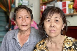 郑月香（右）与丈夫阮晋利。