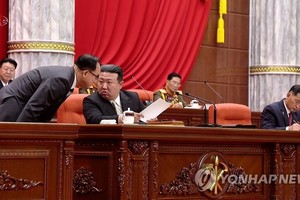 朝鲜国务委员会委员长金正恩（左二）同劳动党组织书记赵甬元交谈。 （图：韩联社）