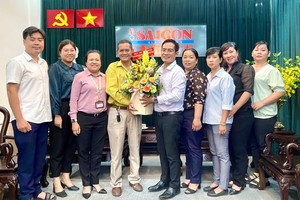 第十郡第二坊向本报赠送鲜花祝贺。