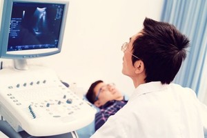 彩超检查出来反而是黑白图像？