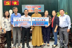 释慧功上座（右四）与陈健安副会长（左二）代表各把2000万元转交于本报编委文忠孝（左三）。