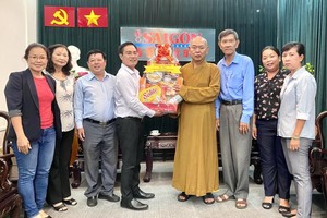 文忠孝编委（左四）接受两单位赠送祝贺礼物。