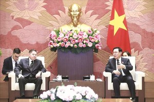 国会主席王廷惠与俄最高法院院长维亚切斯拉夫‧米哈伊洛维奇‧列别杰夫交谈。（图：越通社）