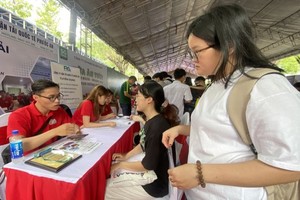 在向公司应聘前，Z世代要仔细了解劳动合同内容。