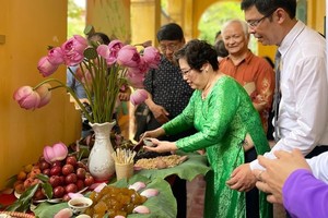 美食艺术家向游客讲解越南端午节习俗。