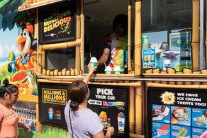 6月15日，人们在美国休斯敦市购买冷饮。（图：新华社）