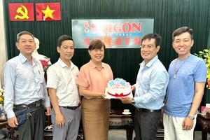 文忠孝编委（右二）接受第六郡红十字会赠送蛋糕祝贺。