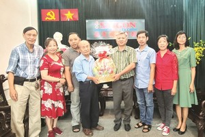 市书法会代表团向本报赠送贺礼。