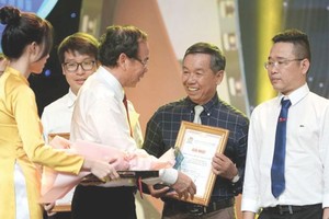 市委书记阮文年向《西贡解放报》记者范怀南颁发一等奖。