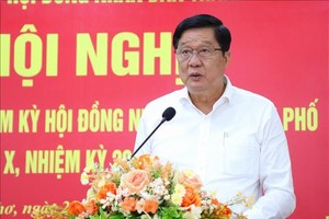 芹苴市委常务副书记、市人民议会主席范文孝在会议上发言。（图：秋贤）