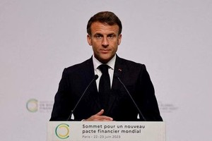 法国总统马克龙在巴黎主持召开新全球融资契约峰会。（图：AFP）