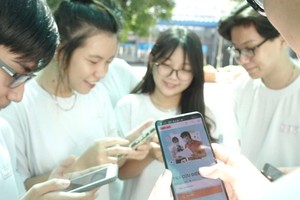 学生们用手机查询考试成绩。（图：如雄）