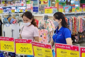 多家超市推出优惠活动刺激民众购物。（图：天河）