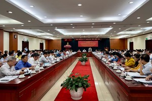 “巩固与提高坊乡、市镇政治体系运作质量的实况和解决措施”会议全景。