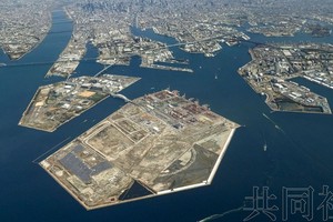 图中近处为2025年大阪‧关西世博会会场人工岛梦洲。3月摄于大阪市。（图：共同社）