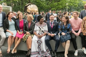 装置艺术“最佳武器”在联合国总部揭幕。纳尔逊•曼德拉说：“最好的武器，就是坐下来交谈。”（图：联合国）