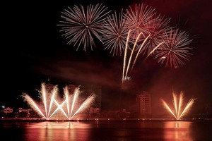 灿烂夺目的烟花。（图：人民报）