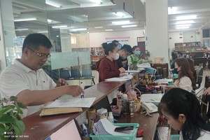 在本市有84份卷宗已向调查机关转交，但未能对任何场合予以处理。图中：劳工正办理社保手续。
