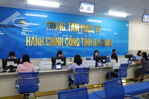 民众在安江省公共行政服务中心办理行政手续。（图：安江报）